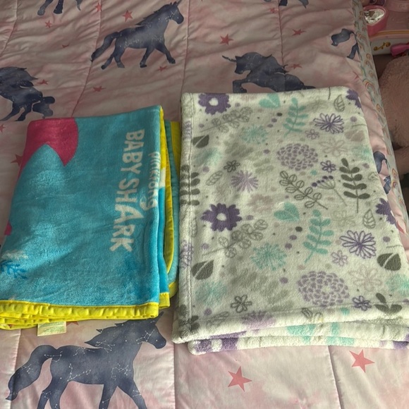 2 Baby Shark and Floral Patterned baby Blankets - Picture 1 of 6